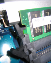 両端のストッパー