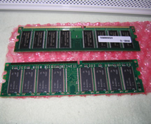 取り付ける２枚のメモリ